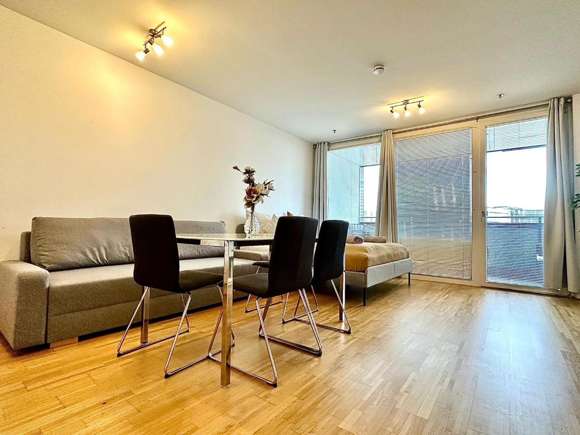 High Rise, Netflix, 2 Min To Main Station Appartement Wenen Buitenkant foto