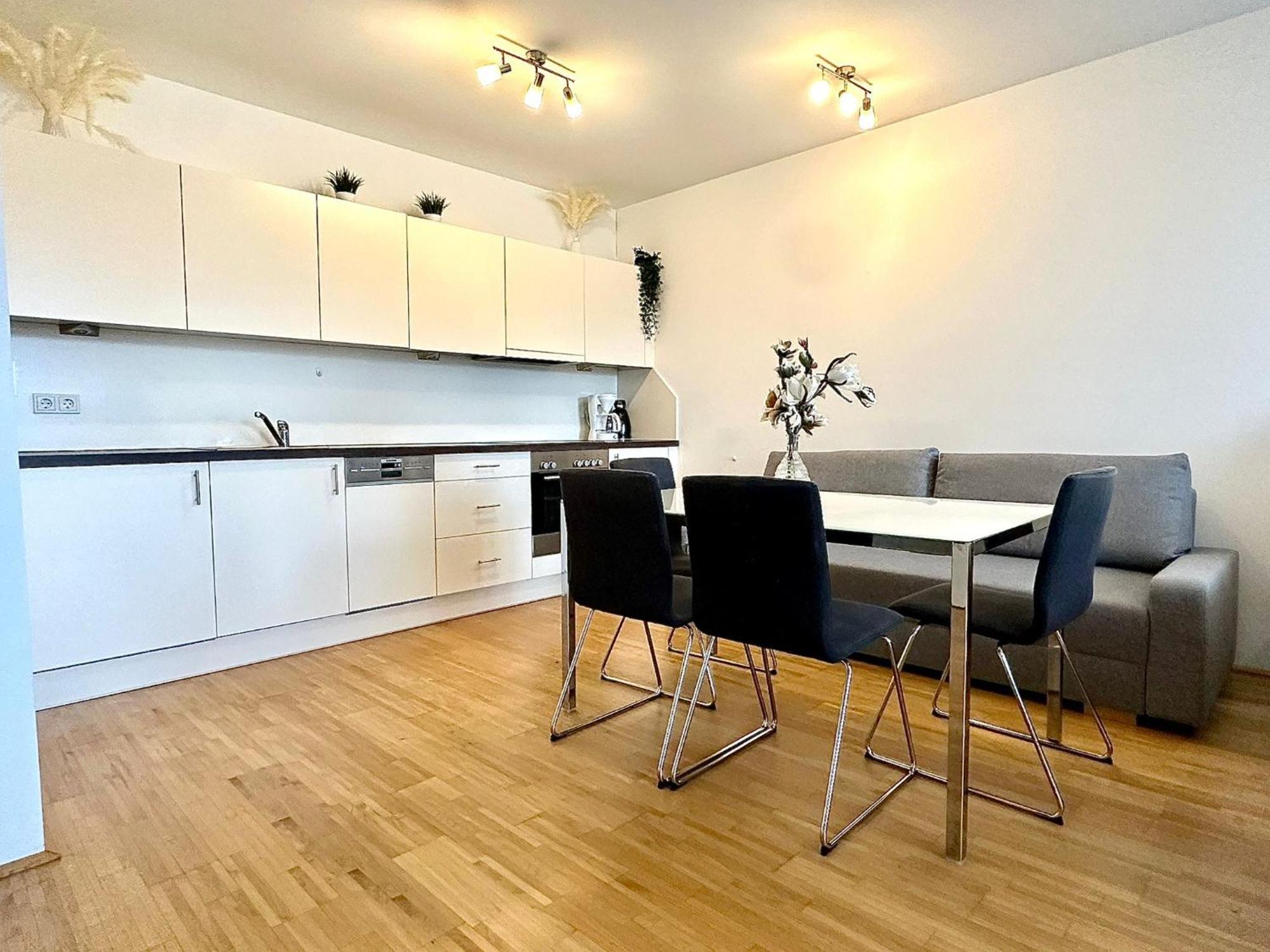 High Rise, Netflix, 2 Min To Main Station Appartement Wenen Buitenkant foto